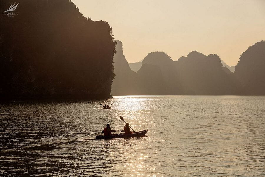 Chèo thuyền kayak trên Vịnh Lan Hạ