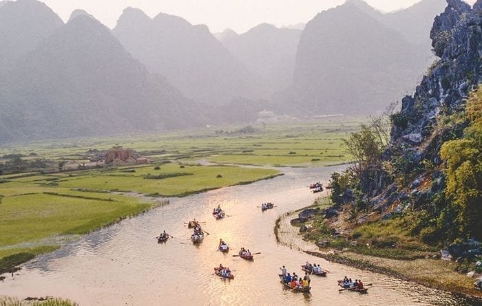 Thuyền đưa khách trên suối Yến tới thăm Chùa Hương