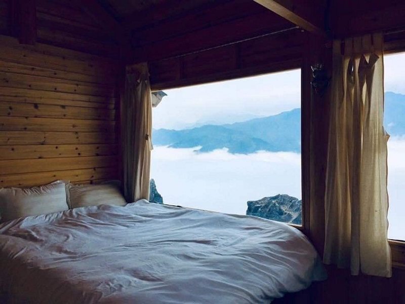 Từ trong phòng nghỉ bạn cũng có thể nhìn thấy mây bay trên núi 