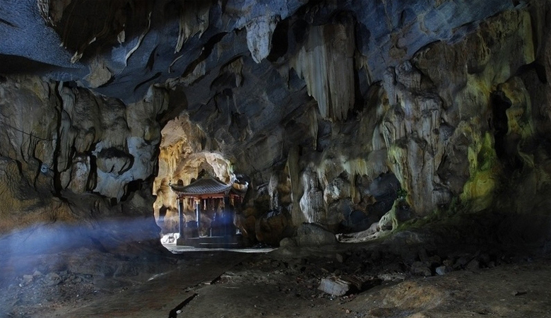 Bên trong hang động chùa Bích Động