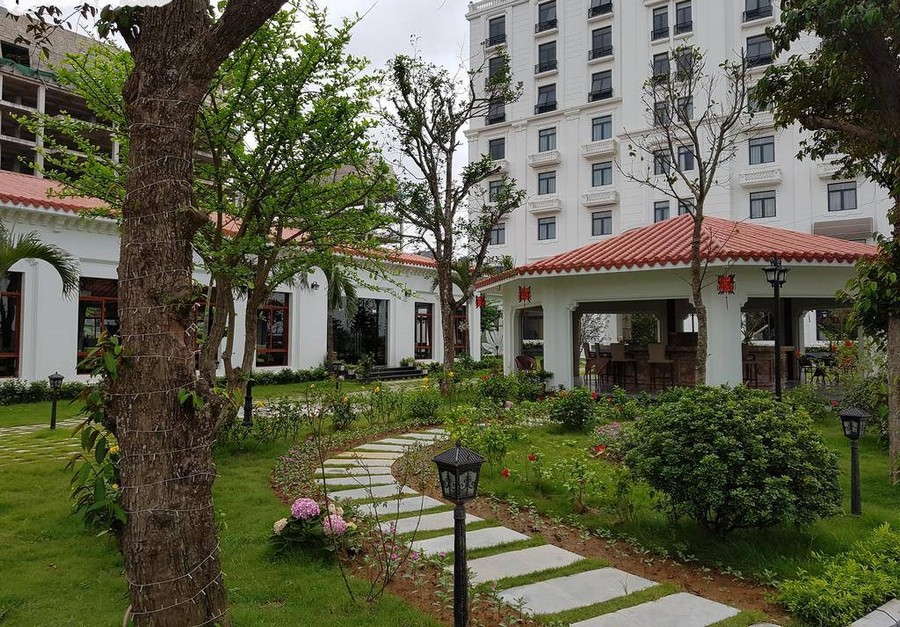 Hidden Charm Hotel & Resort với không gian mở nhiều cây xanh tạo cảm giác thư giãn thoải mái